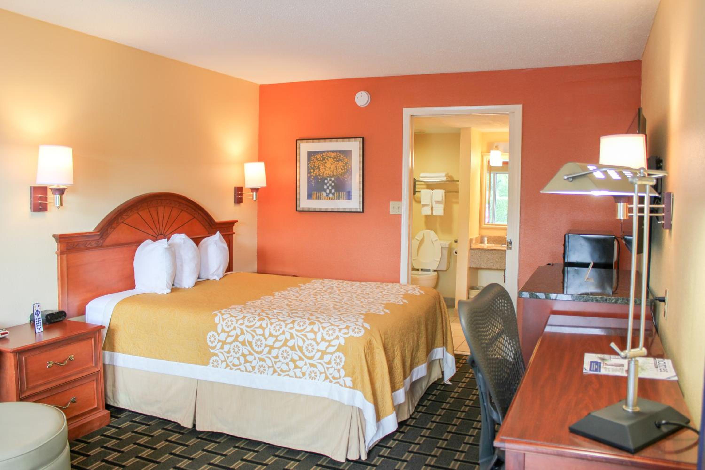 Rose Garden Inn & Suites 16/25
