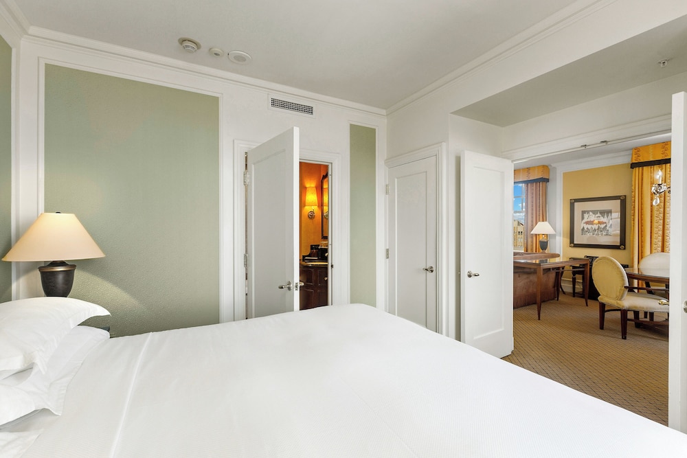 1 Bedroom, Suite, King Bed, Dining Area