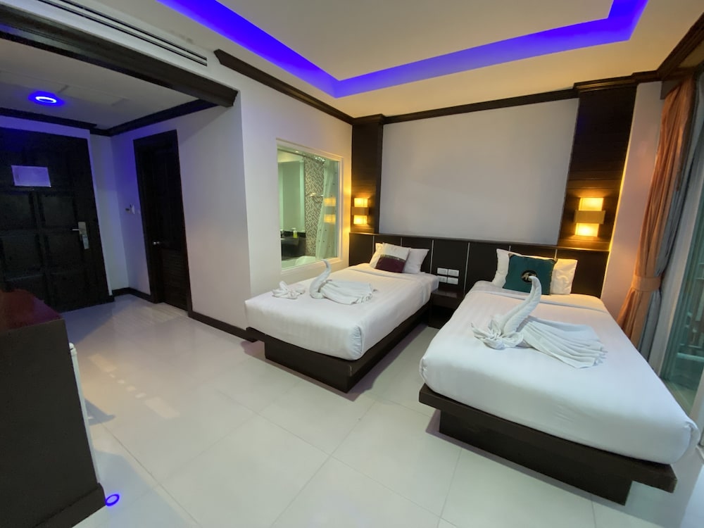 77 Patong Hotel & Spa 11/50