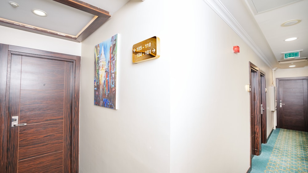 Golden Siyav Hotel 7/75