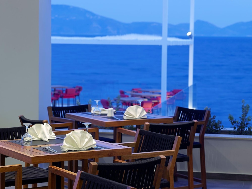 Dimitra Beach Hotel and Suites 66/76