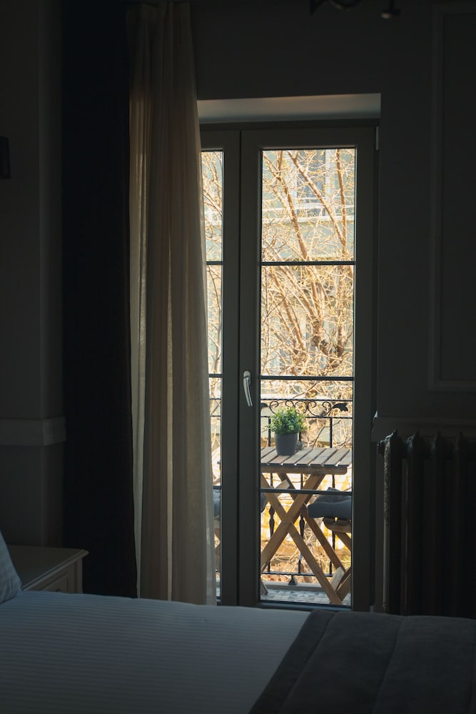 Louis Rooms 32/48