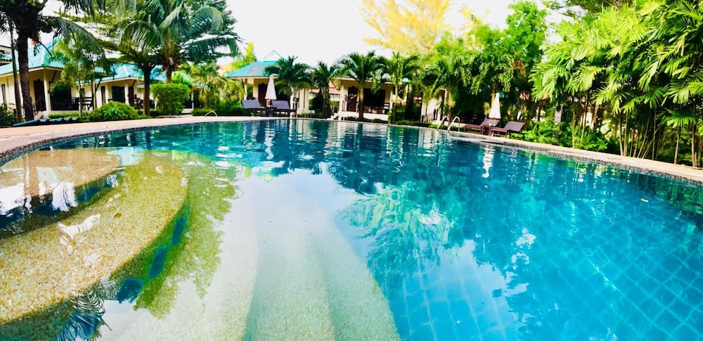 N.T. LANTA RESORT 3/44