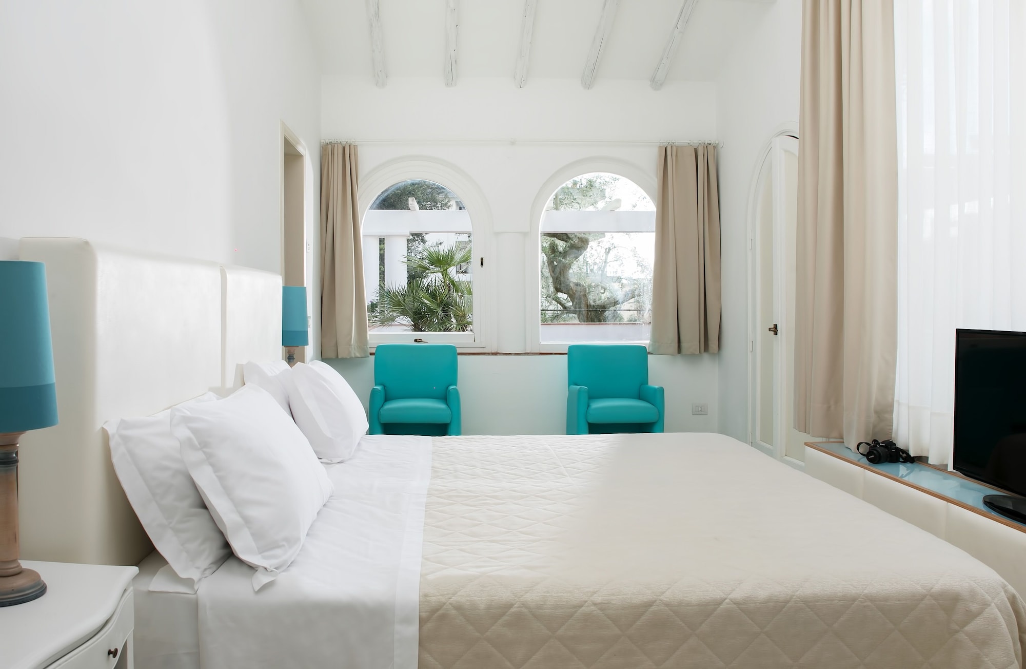 JUNIOR SUITE, POOL VIEW, BALCONY