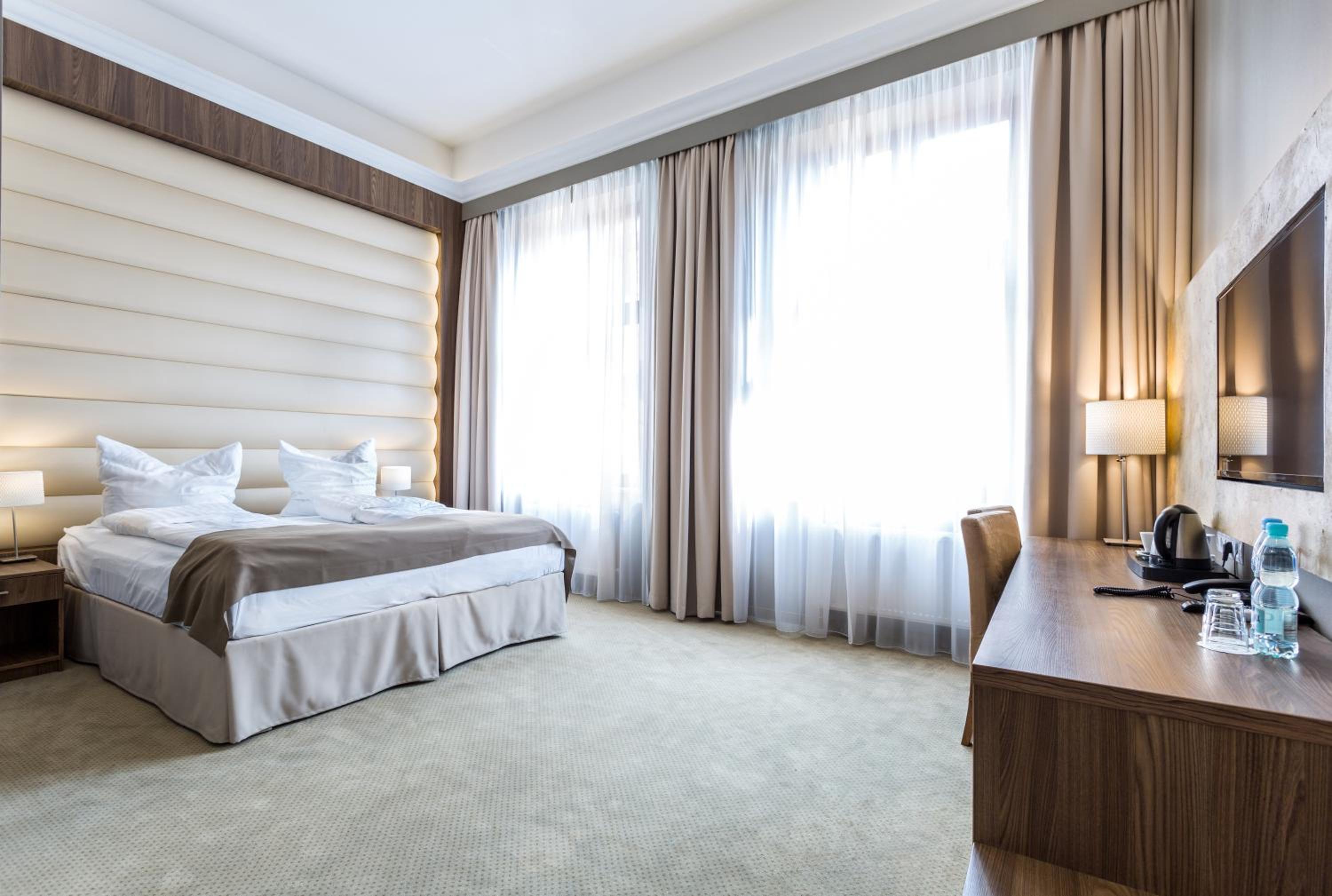 ROOM, DOUBLE BED