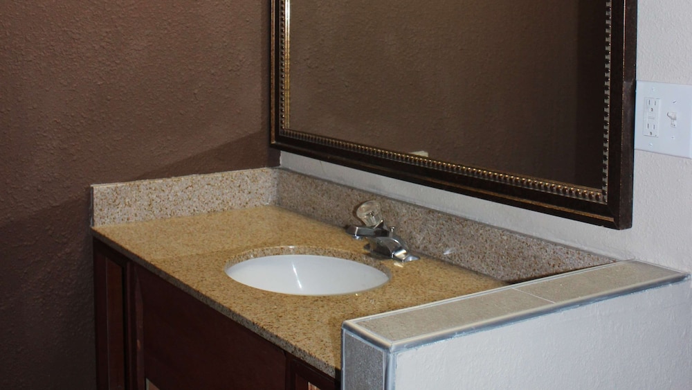 Travel Inn By OYO Omaha 12/22
