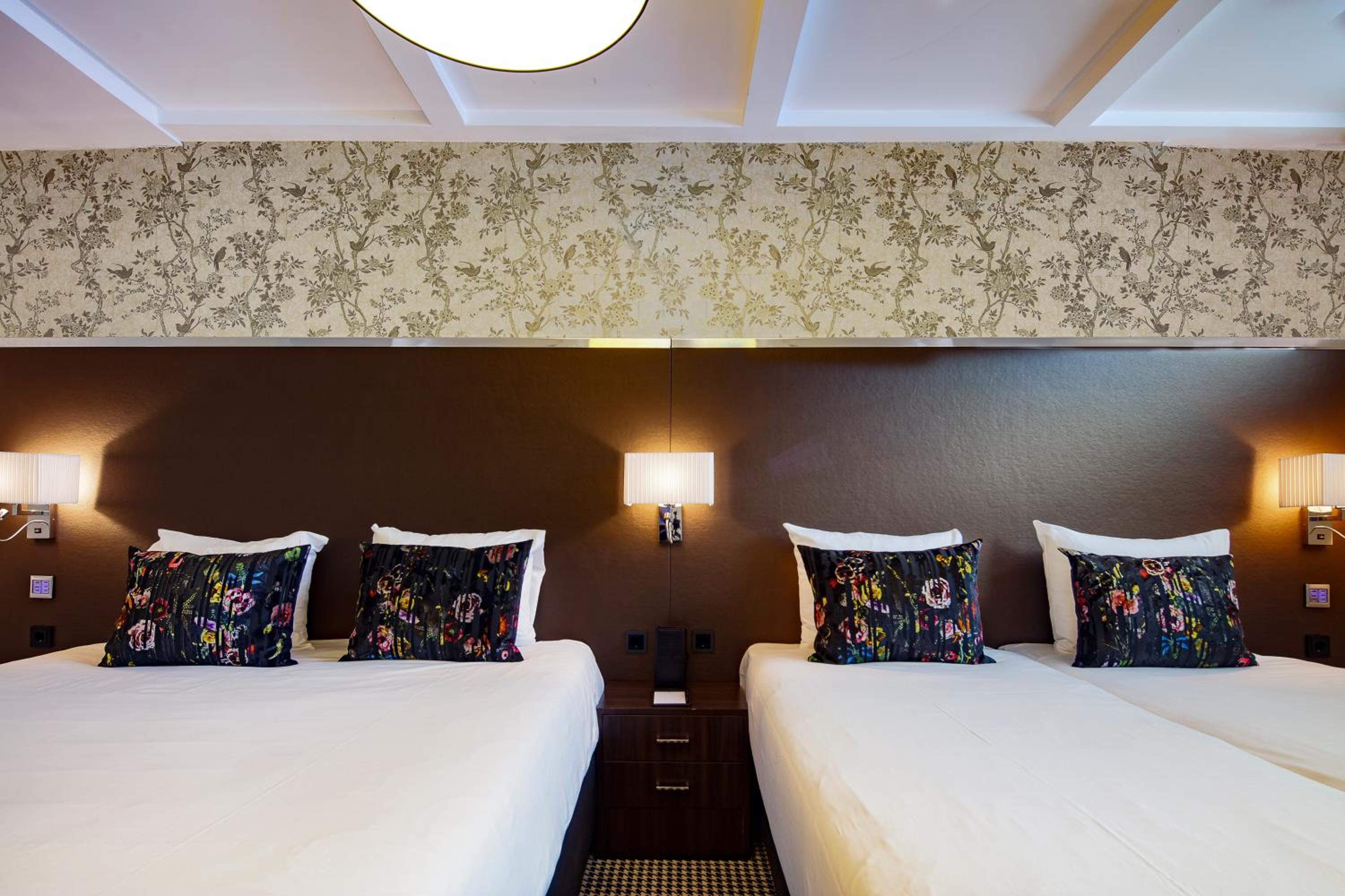 Semi Basement, Quadruple, Double and Twin Beds, Partial View, Street Floor