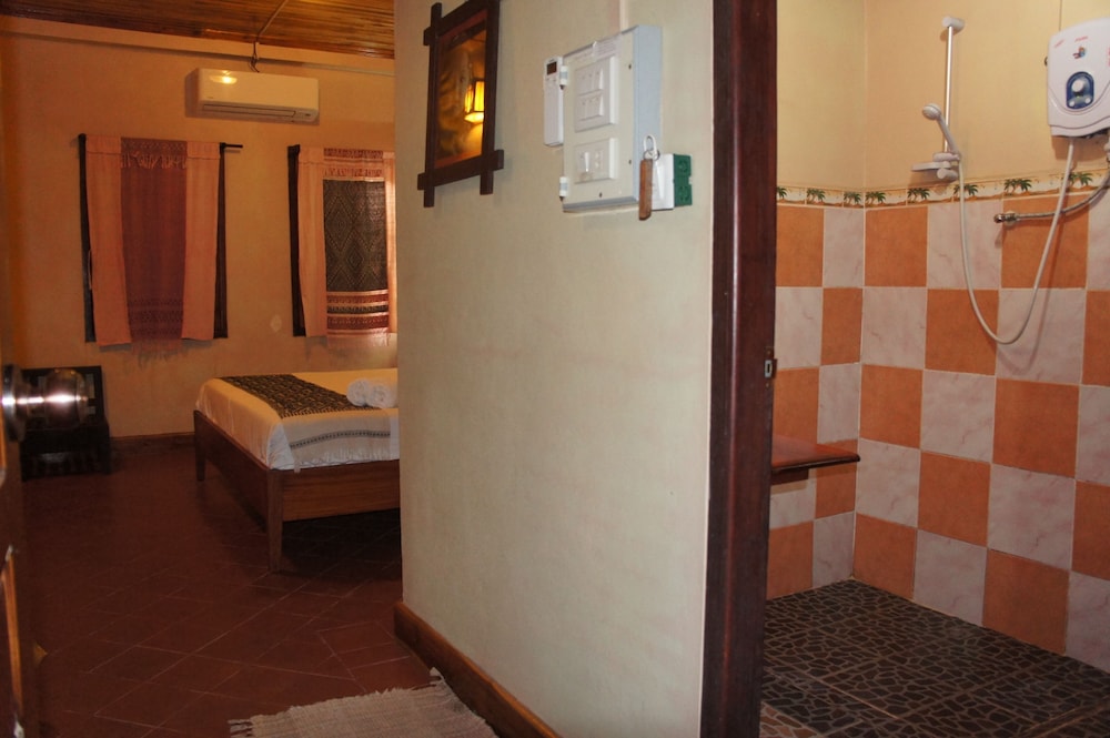 Lao Lu Lodge 90/91