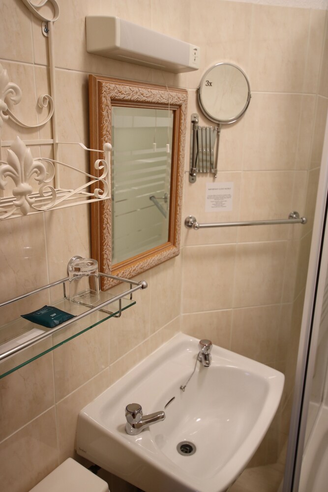 Greylands Guesthouse 50/50