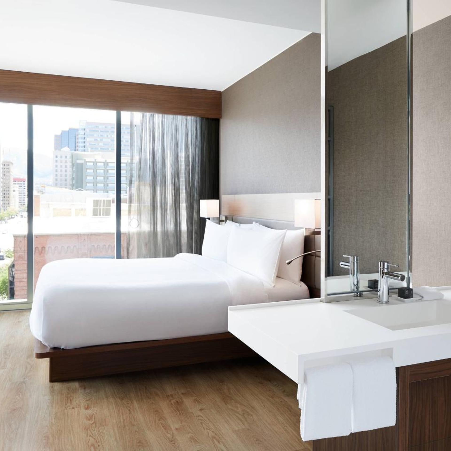 Room, King Bed, City View, Corner