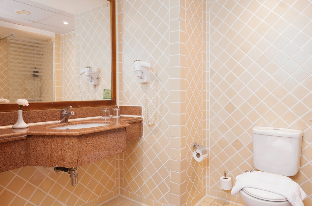 غرفة قياسية بسريرين منفصلين بإطلالة على المسبح، Ivy Cyrene Island Aqua Park Resort 3/4