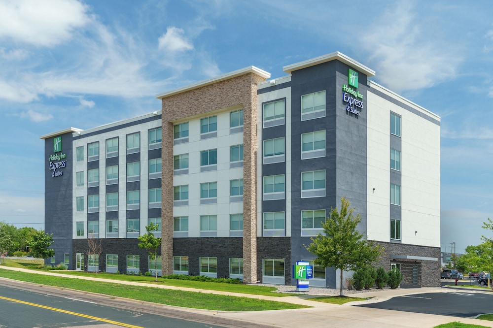 Holiday Inn Express and Suites - Mall of America - MSP Airport 63/68