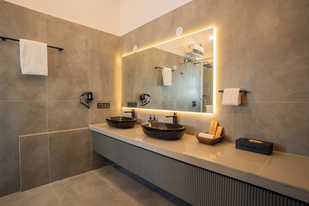 ELIVAAS Villa Paraiso 4 BHK with Pool and Bar 35/35