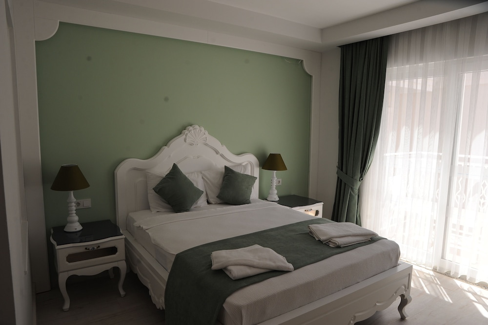 Montebello Deluxe Hotel 37/49
