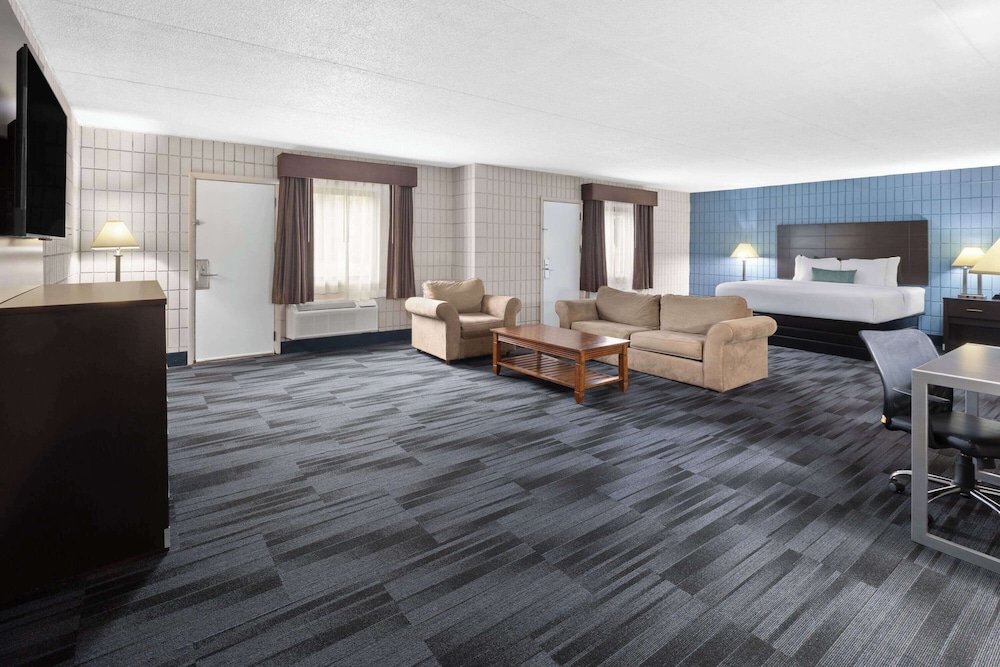 Baymont Inn and Suites by Wyndham Farmington, MO 30/62