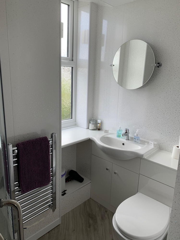 The Village Inn and Kirtle House B&amp;B 33/35