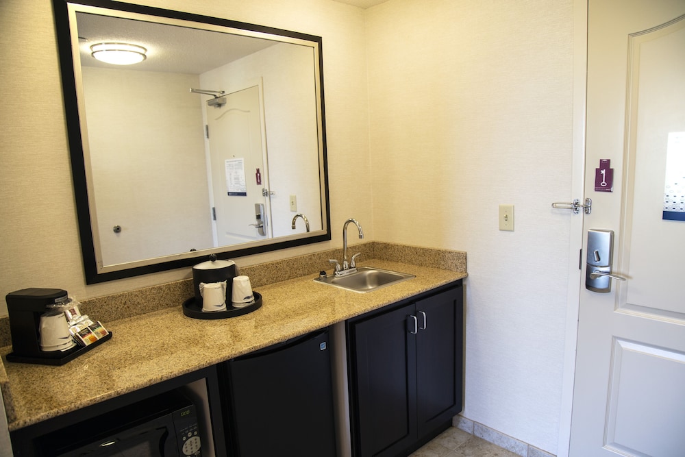 Hampton Inn and Suites Sharon 41/62
