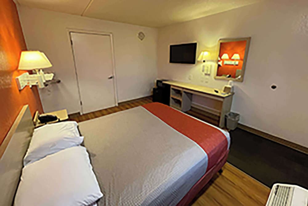 Travelodge by Wyndham Madison Heights MI 26/41