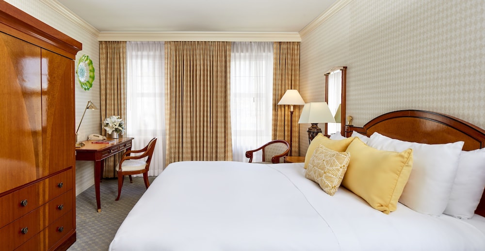 DELUXE, KING BED
