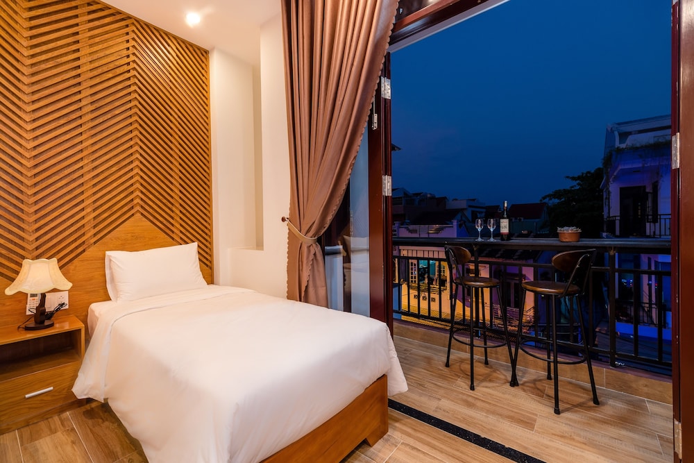 غرفة ديلوكس ثلاثية بسرير كينج وسرير فردي بإطلالة على المدينة بشرفة، Phong Phu Villa Hoi An 5/6