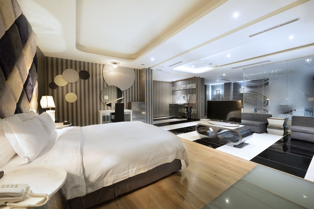 PLATINUM, SUITE