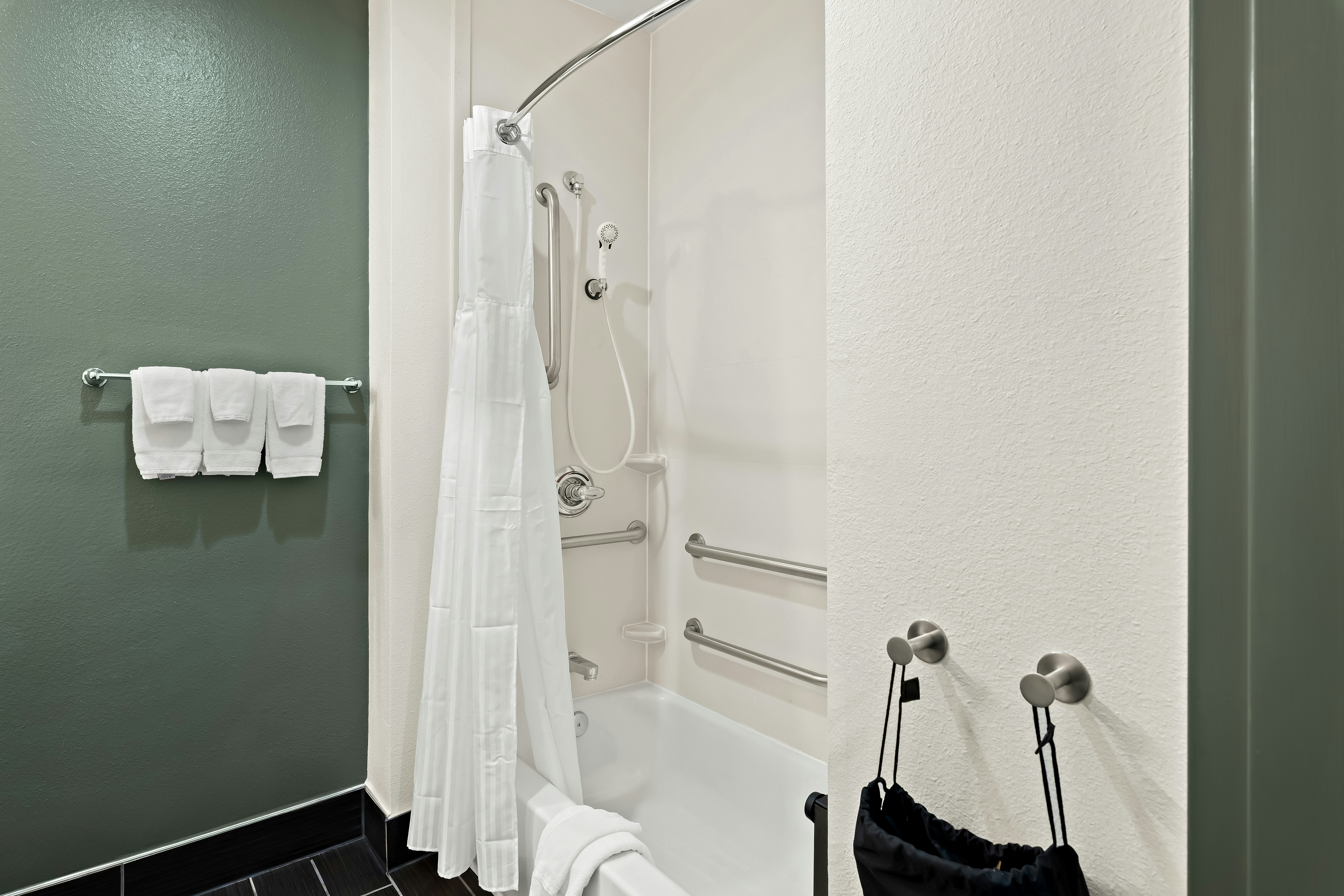 ROOM, KING BED, ACCESSIBLE