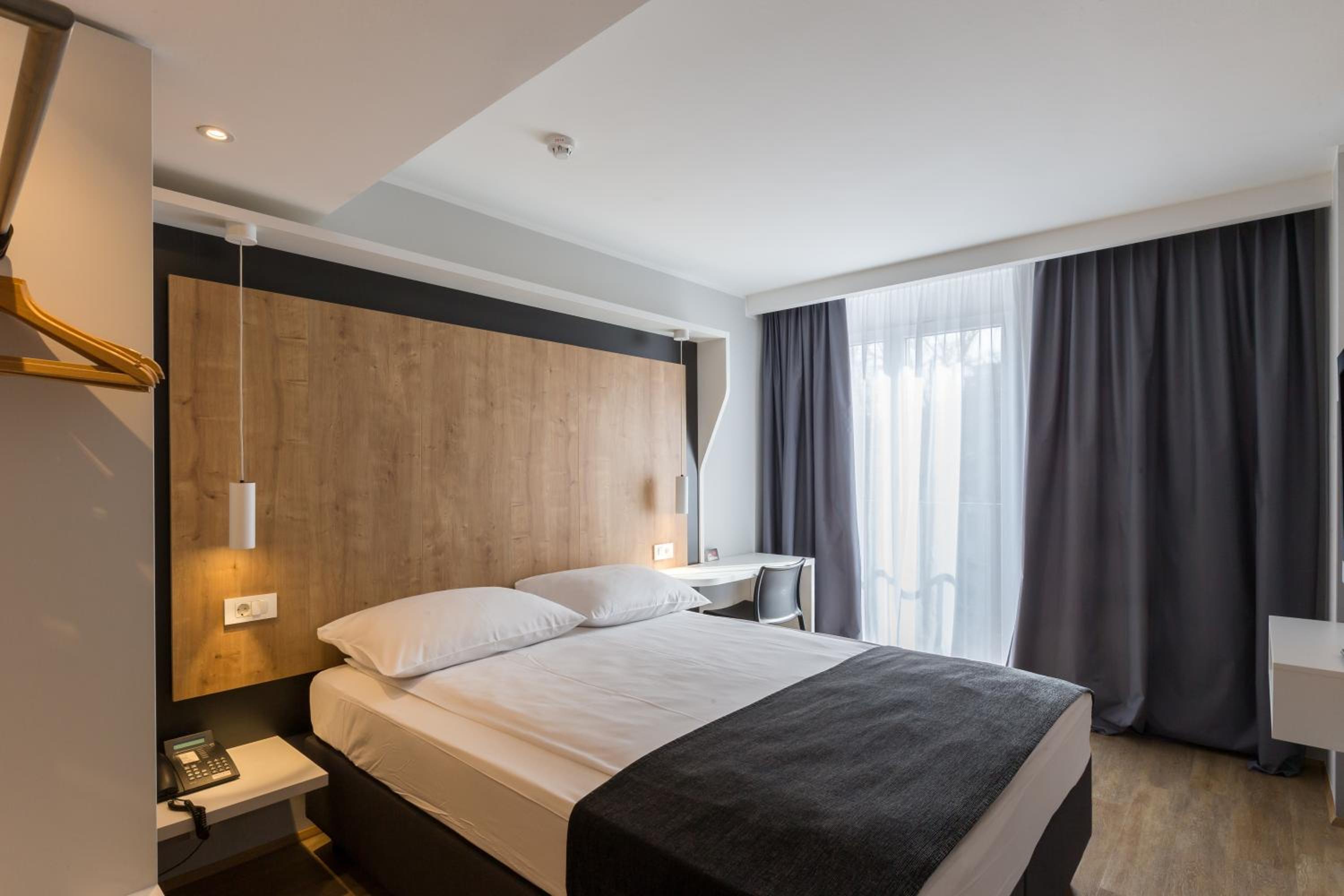Standard, Single, 1 Double and 1 Single Bed