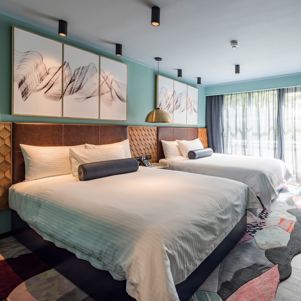 HABITAT, 2 QUEEN BEDS
