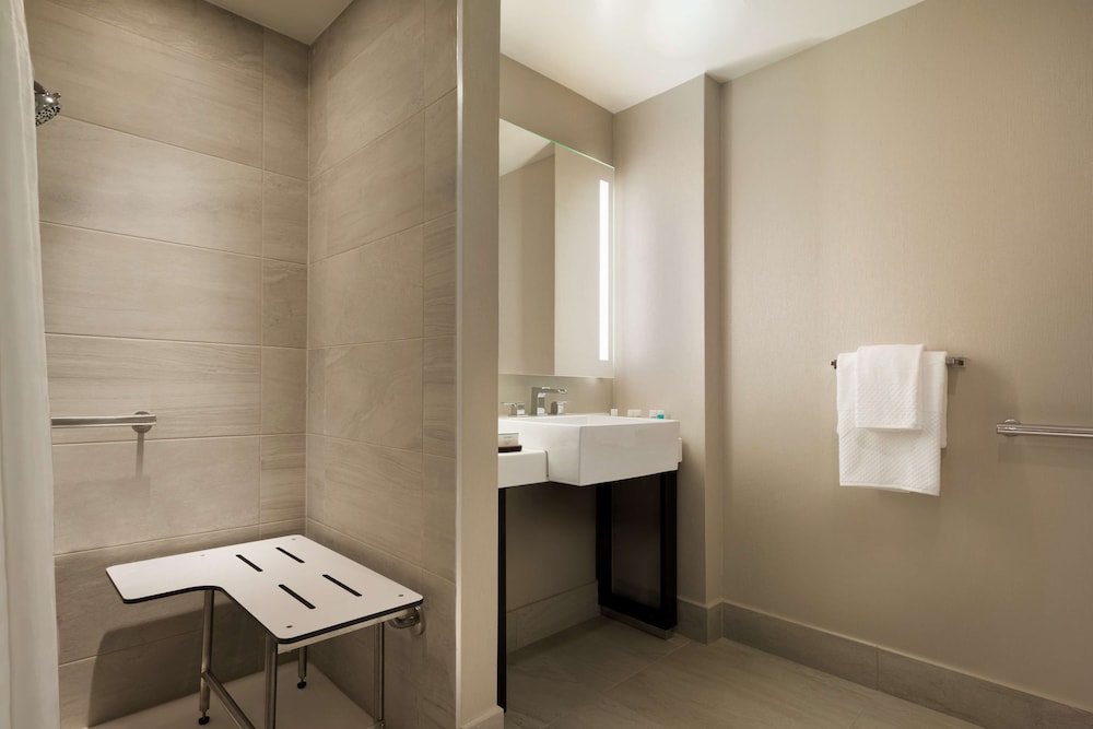 Embassy Suites by Hilton New York Manhattan Times Square 24/79