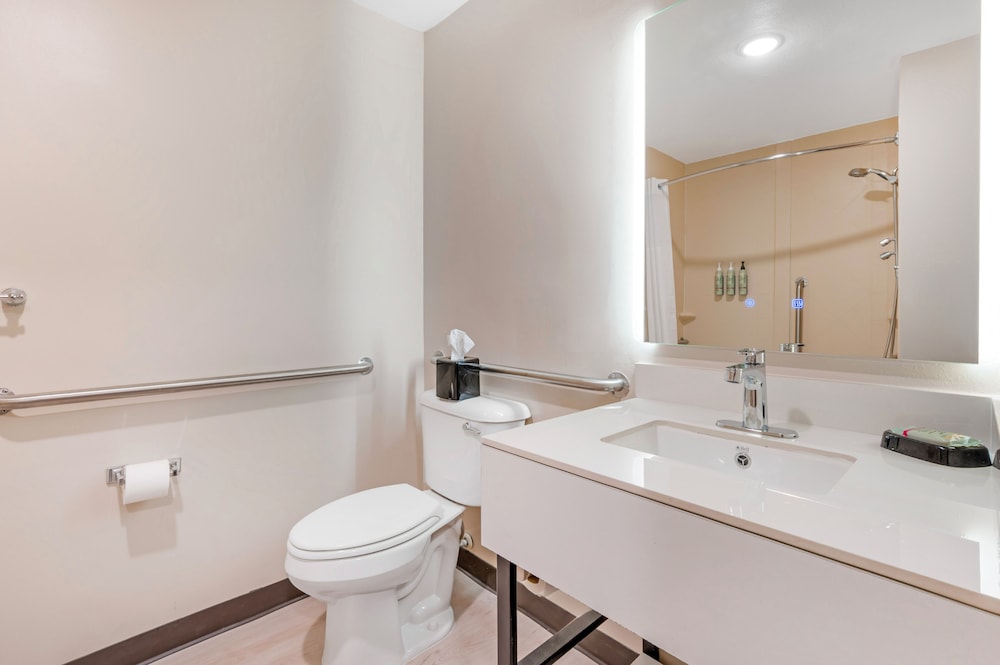 غرفة قياسية بسرير كينج لذوي الإعاقة، Best Western Forsyth - Decatur 6/8