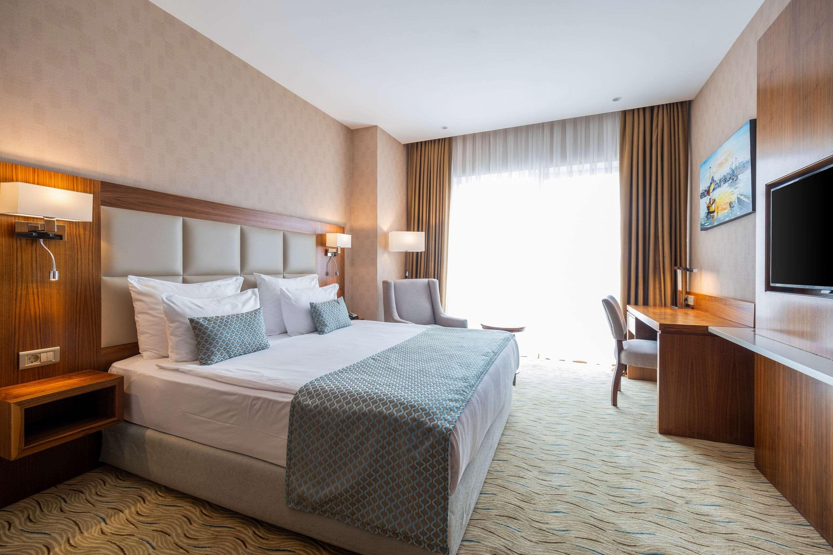 ROOM, DOUBLE BED