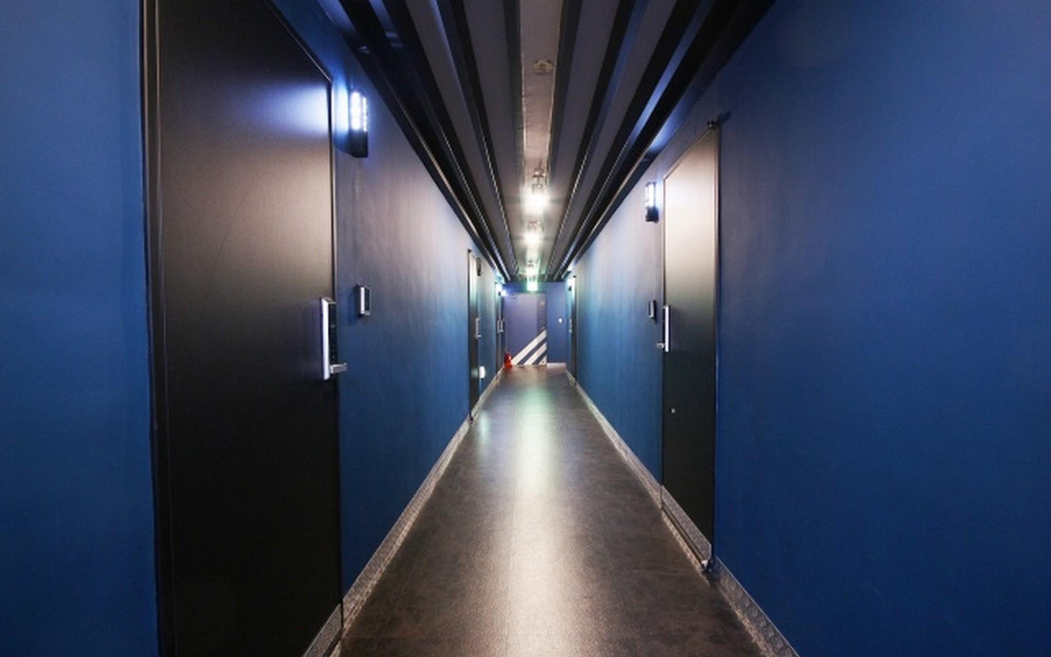 Blue Hotel 25/28