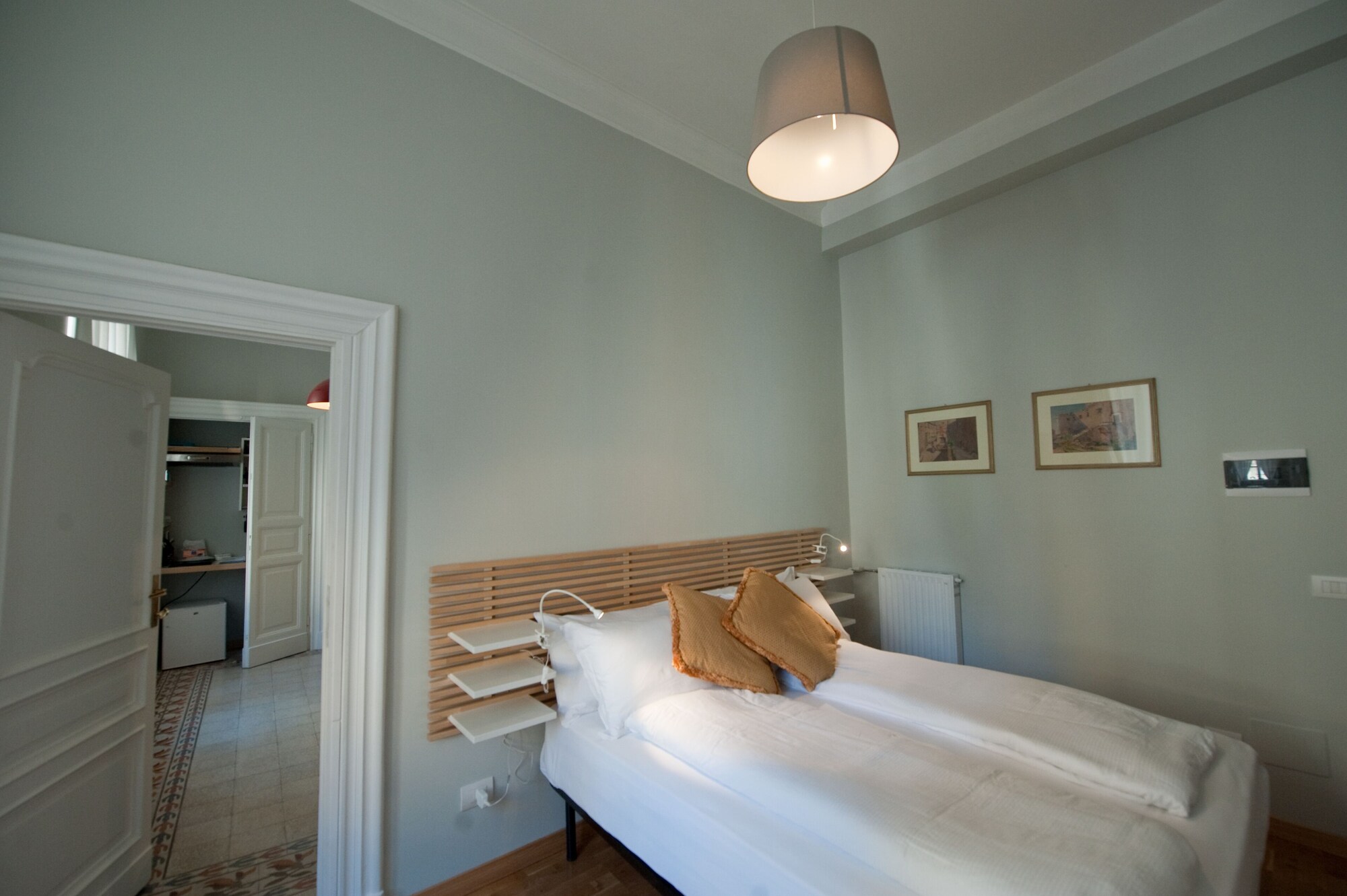1 BEDROOM, SUITE, 1 DOUBLE AND 1 SINGLE BED, KITCHEN