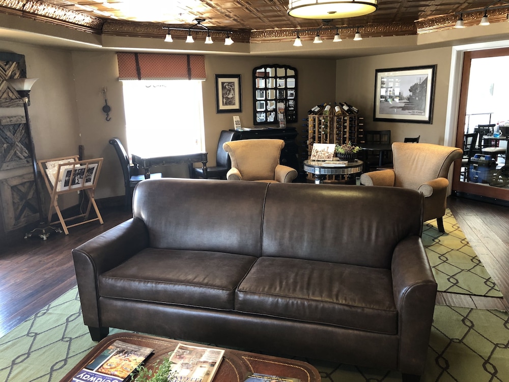 Historian Inn 24/35