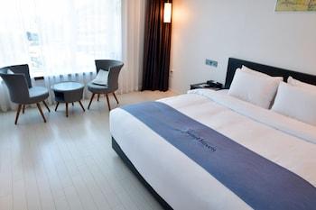Art, Premium, Double Bed, Partial Ocean View, Pool Access