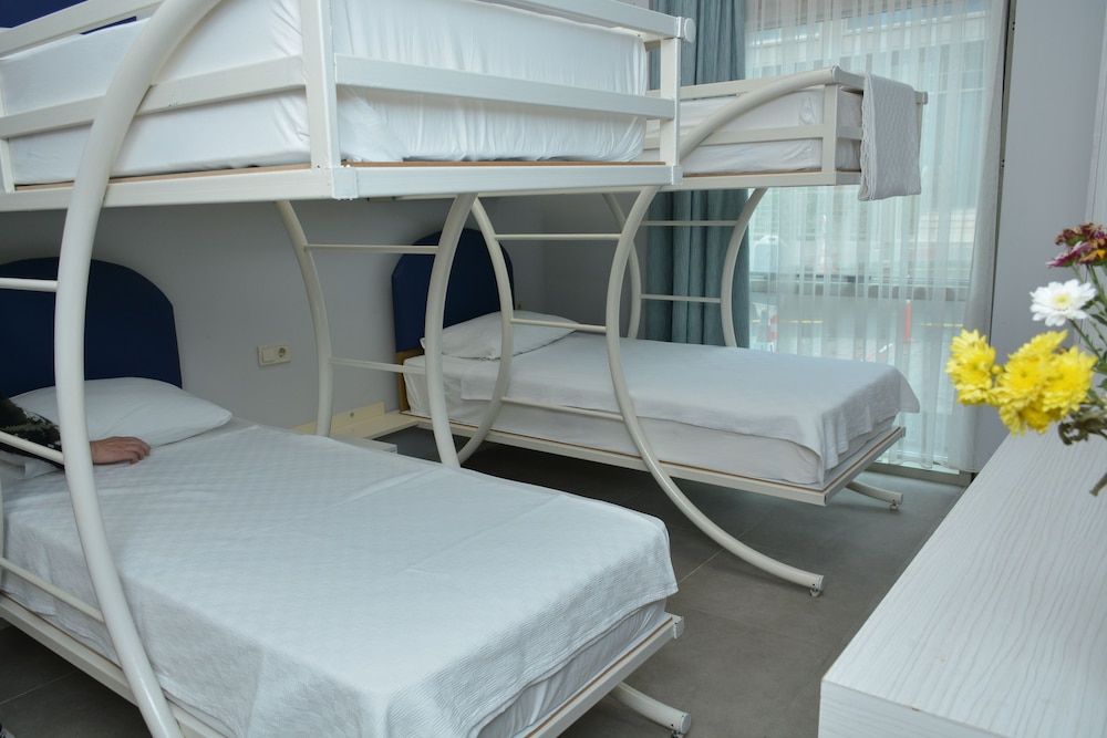 1 BEDROOM, STANDARD, QUADRUPLE