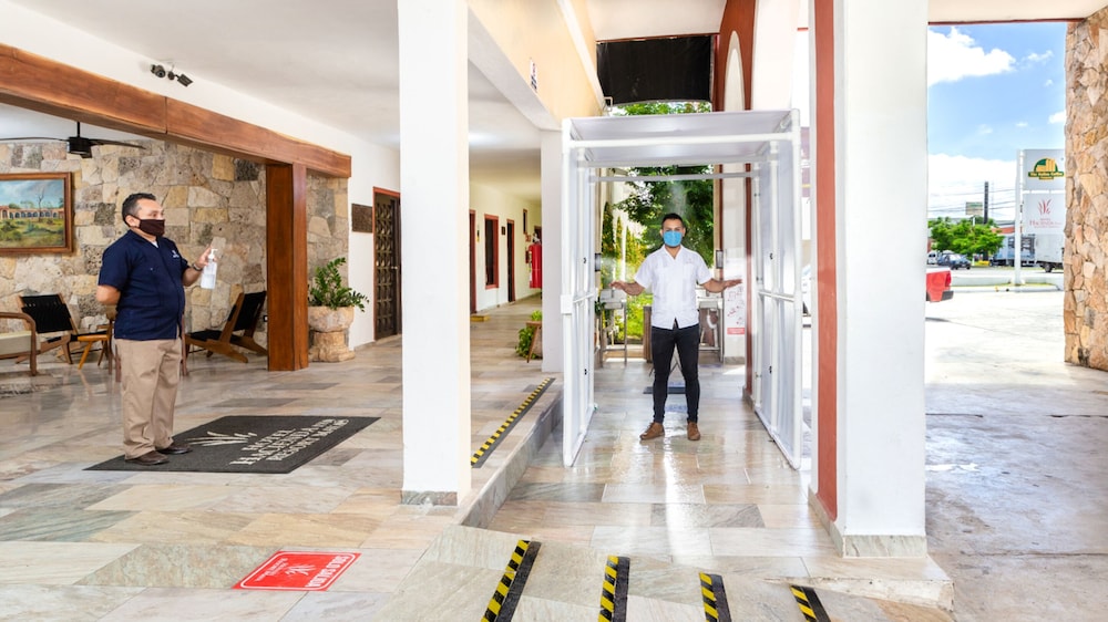 Hacienda Inn Aeropuerto 45/72