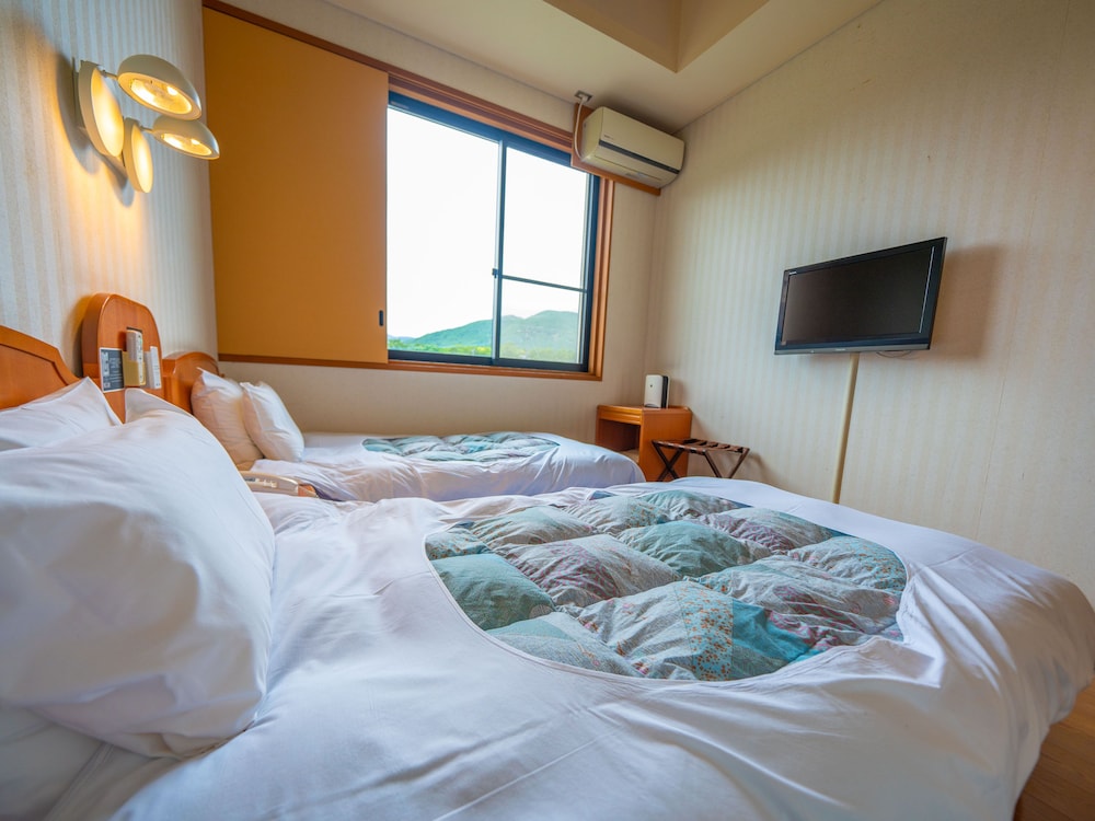 ROOM, TWIN BEDS