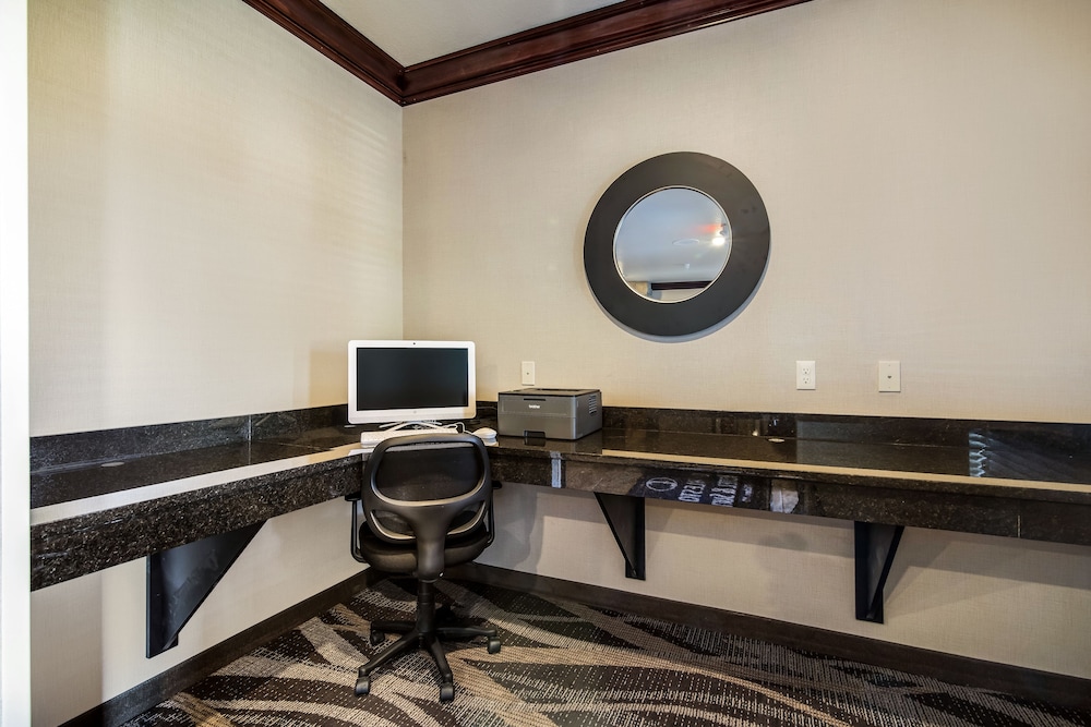 Cobblestone Hotel and Suites Victor 27/52