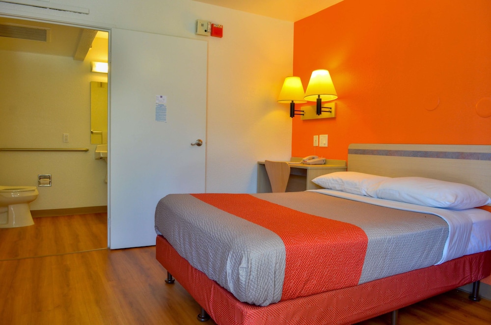 Motel 6 Santa Nella, on i-5 17/32