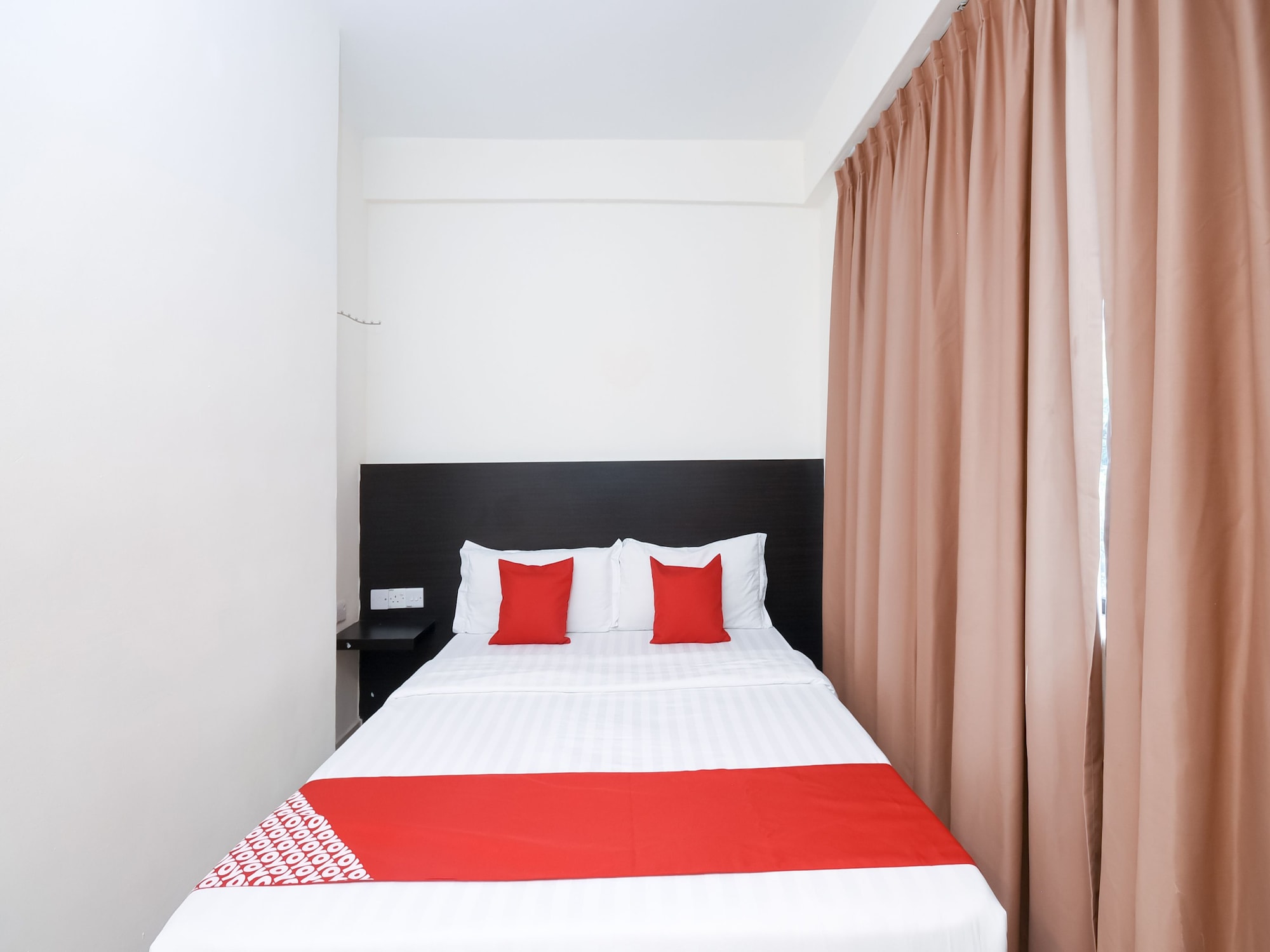 غرفة ديلوكس مزدوجة، Super Oyo 1148 Kenyalang Suite 2/5