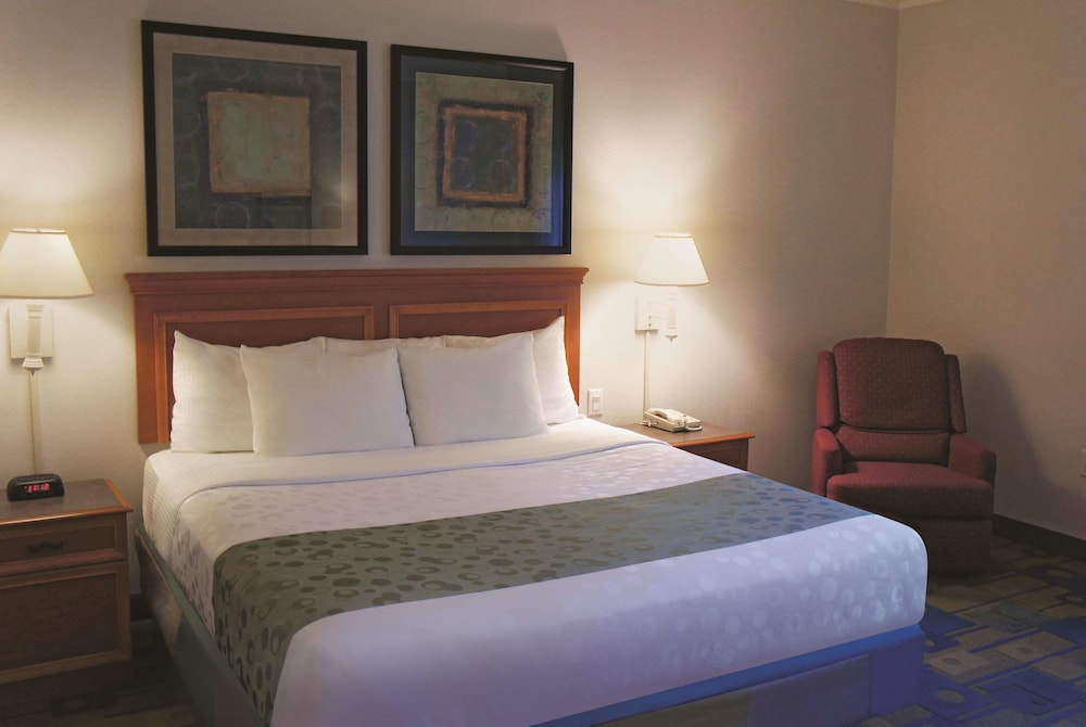La Quinta Inn & Suites by Wyndham Houston Bush IAH South 12/46