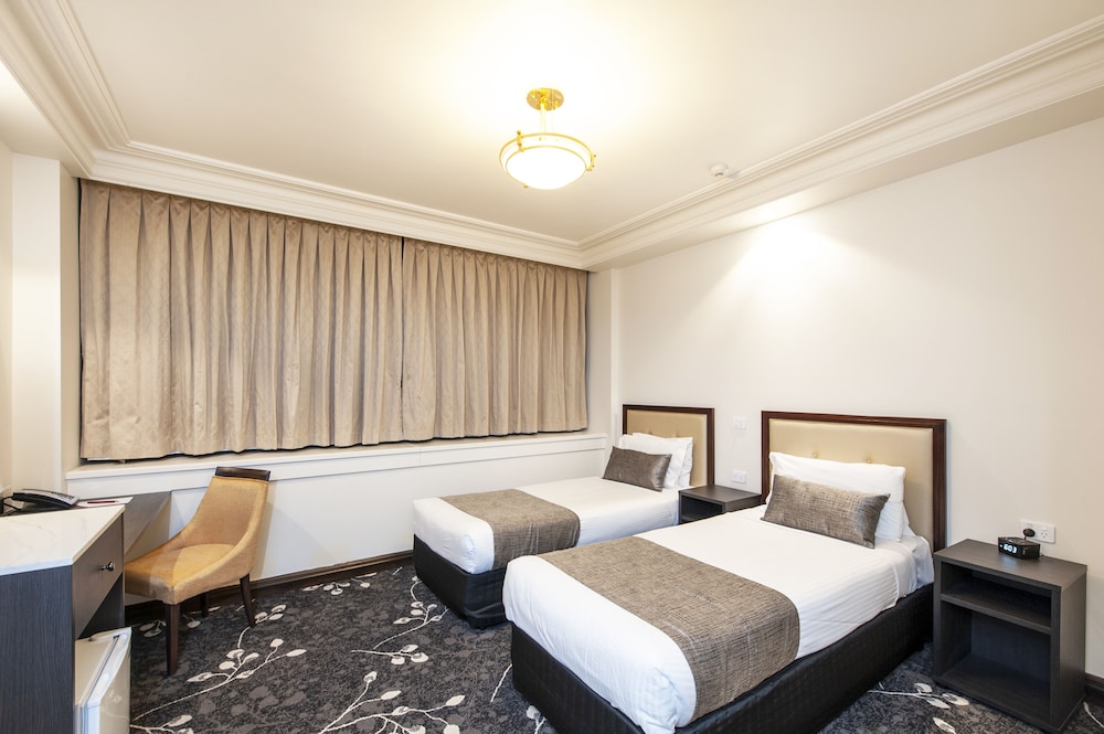 BURKE & WILLS HOTEL 17/63