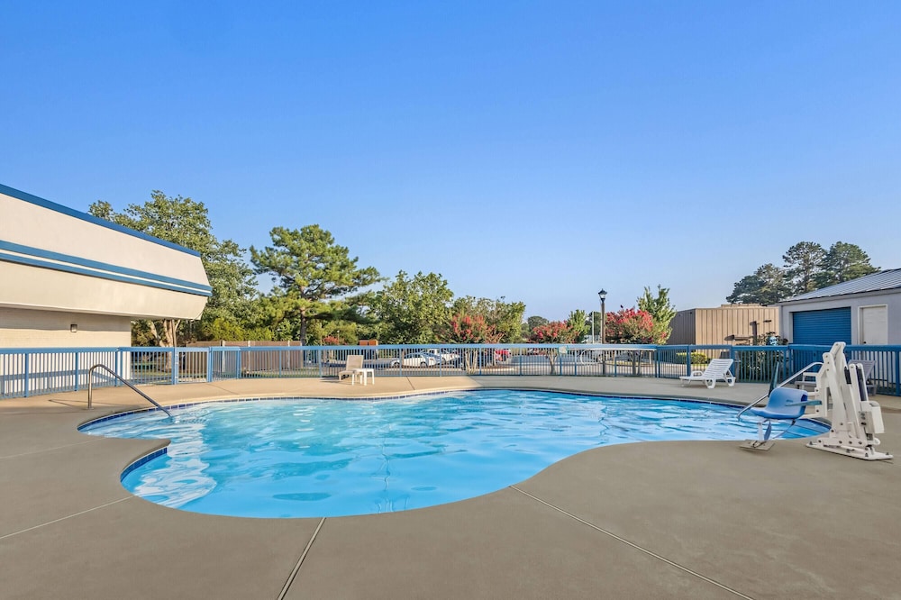 Super 8 by Wyndham Commerce 36/45