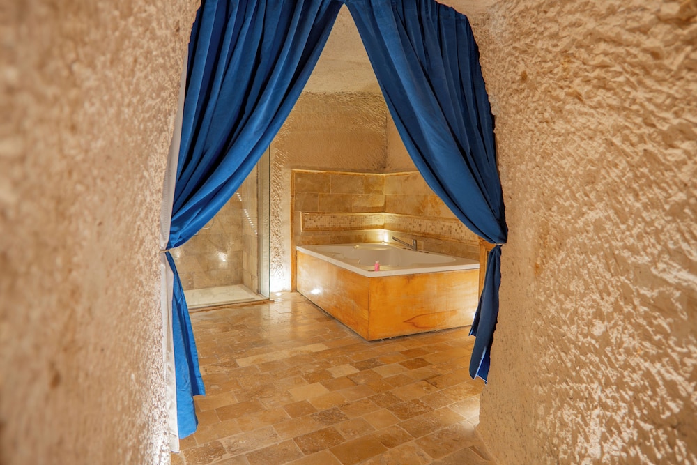Azure Cave Suites 17/50