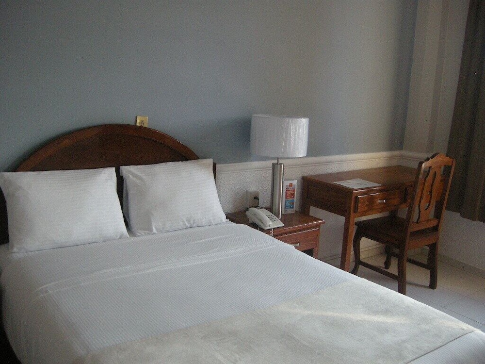 STANDARD, QUEEN BED
