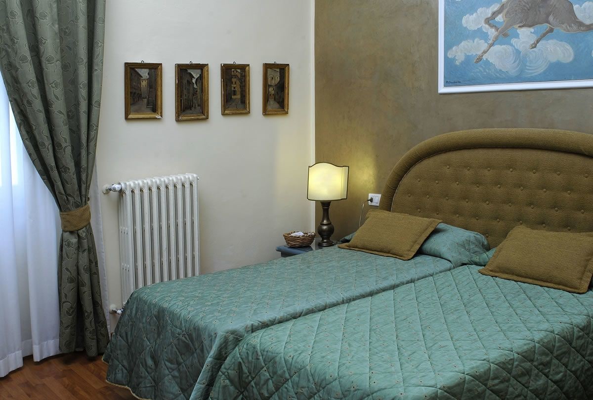 ROOM, DOUBLE OR TWIN BED