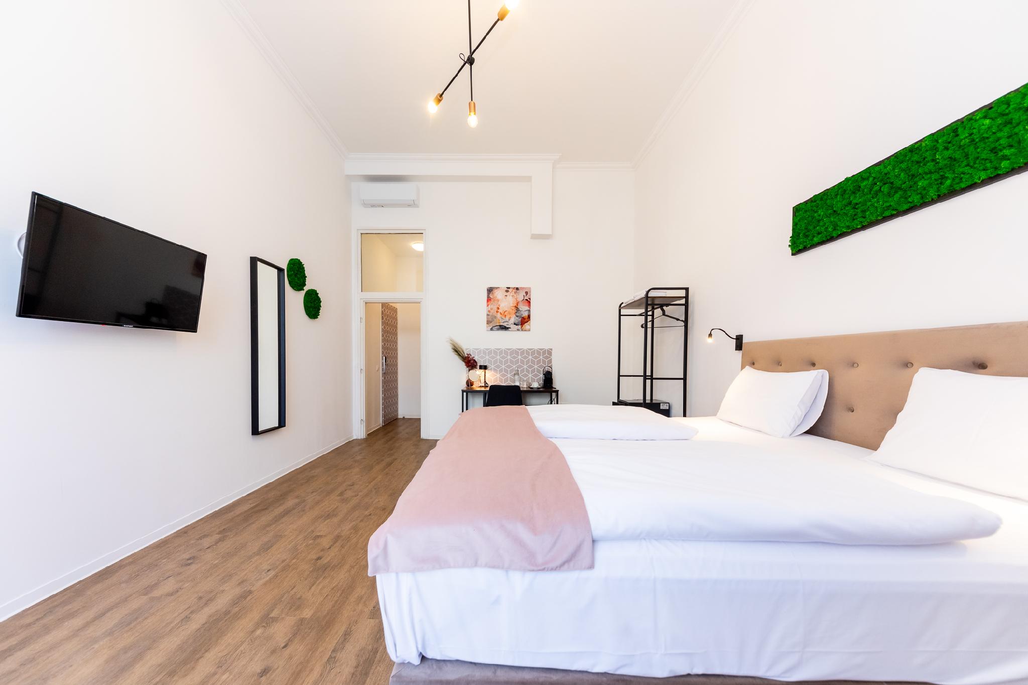 Adagio Downtown Rooms 6/26