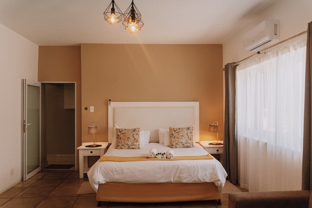 غرفة عائلية بسرير كينج بغرفة نوم واحدة مع أريكة، Caza Beach Guesthouse 2/7