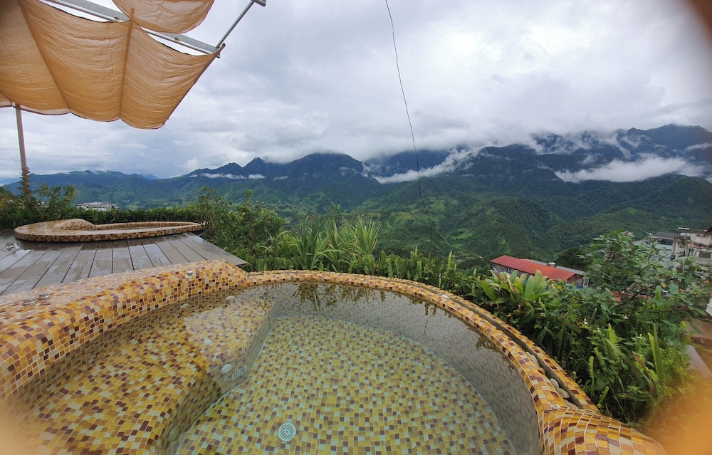 Phuong Nam Mountain View Hotel 30/35